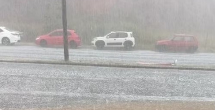 Temporal com granizo faz dia virar noite em Juiz de Fora